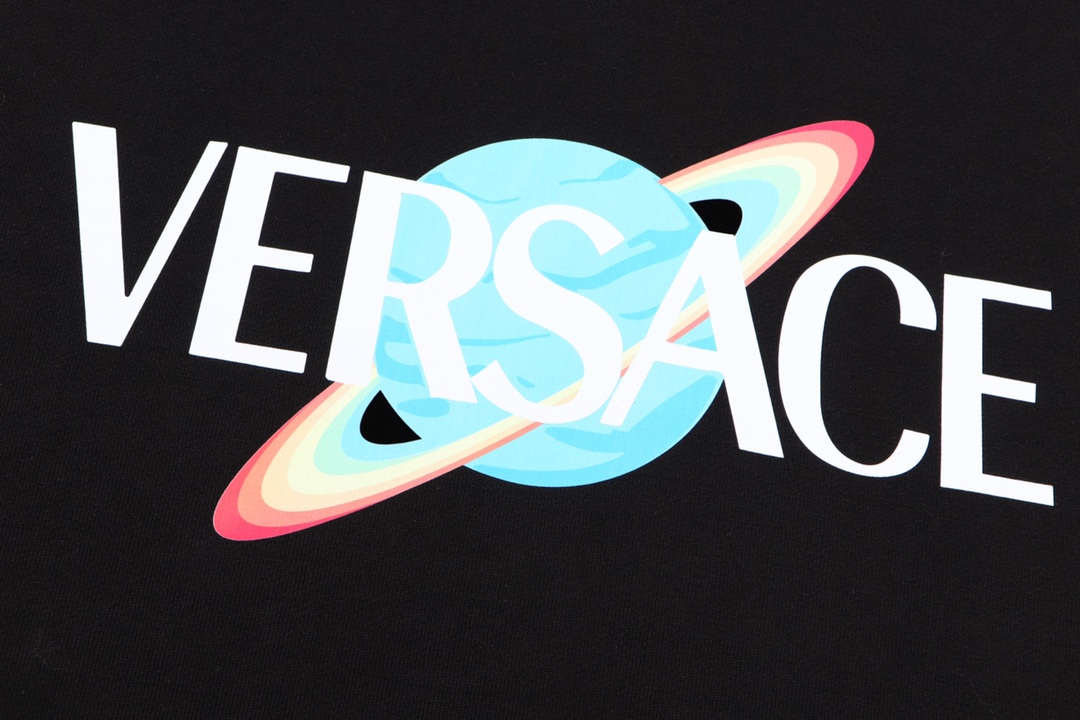 【VERSACE   公式旗艦店】ヴェルサーチ  丸首の衛衣   スウェットご好評に付き再入荷！