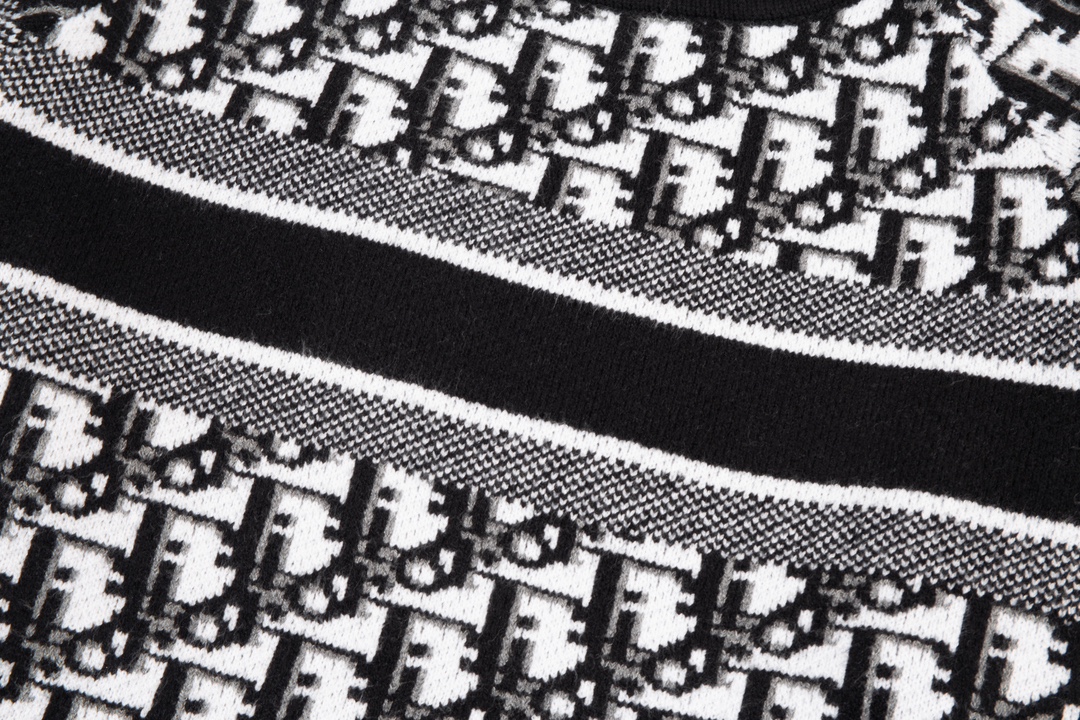 【DIOR 公式旗艦店】ディオール  セーター好評に付き再入荷！