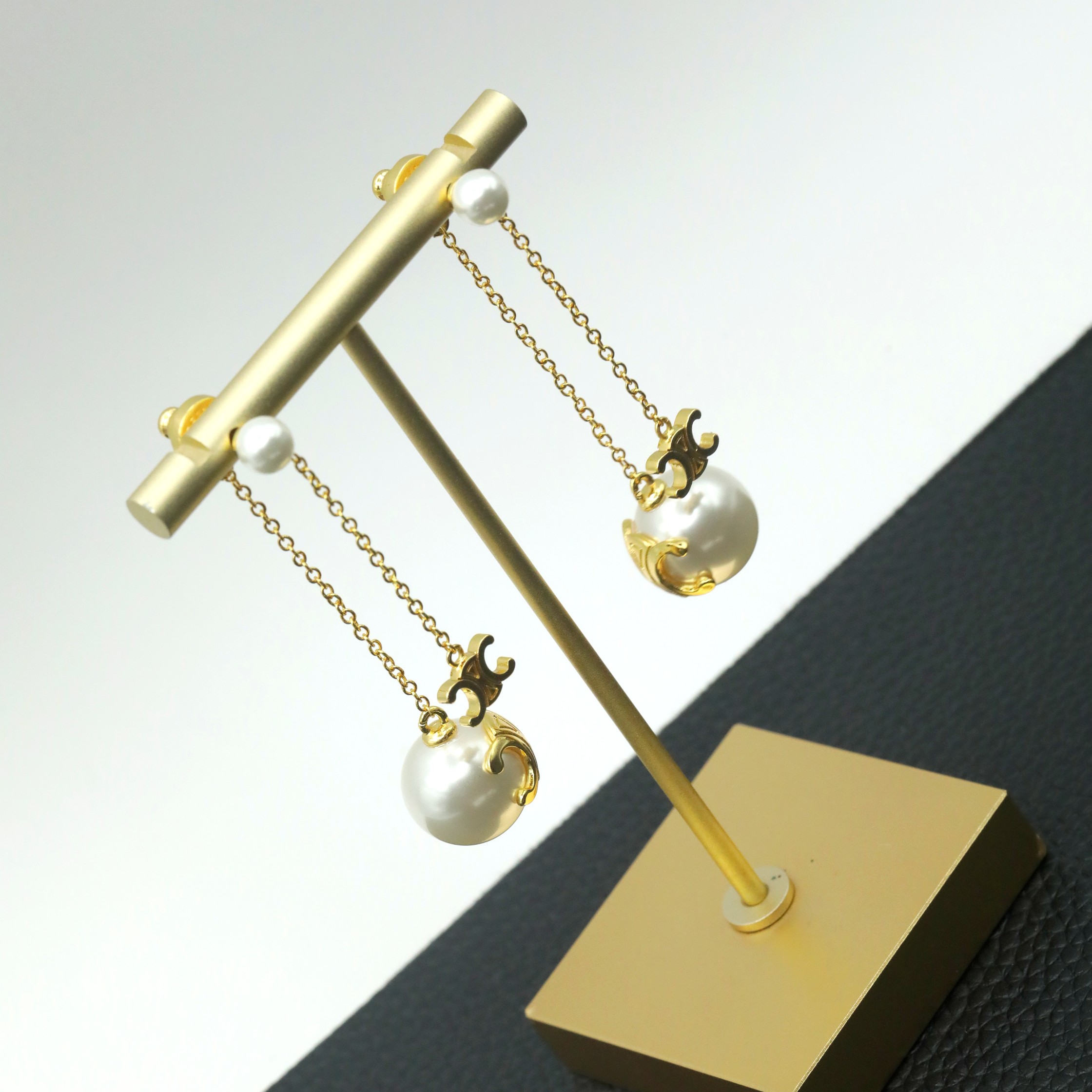 【CELINE】セリーヌ  ファッションスタイルのイヤリング