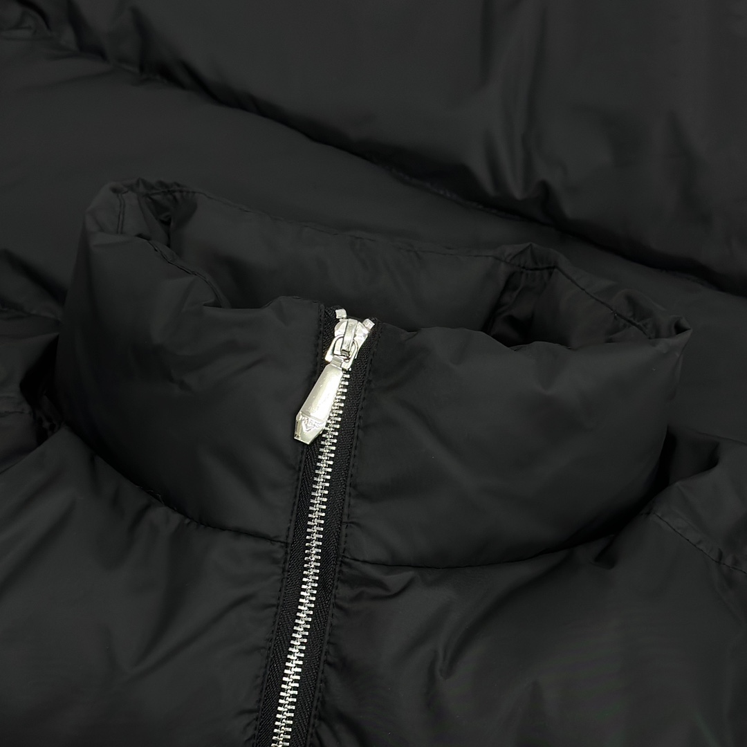 【PRADA  公式旗艦店】プラダ  ダウンジャケット好評に付き再入荷！