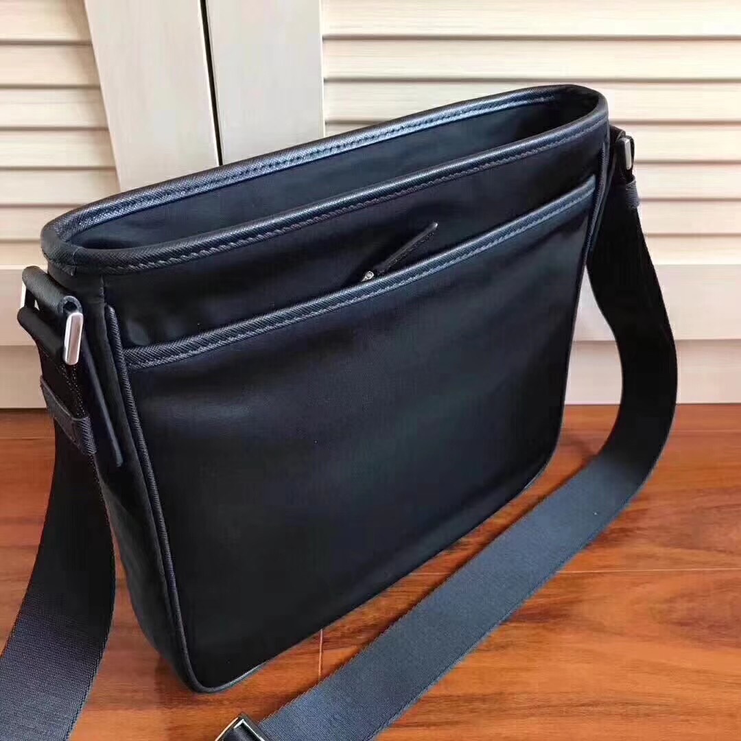 【PRADA  公式 旗艦店】プラダ  斜めがけバッグ 当日出荷 好評に付き再入荷！27*25.5*6CM