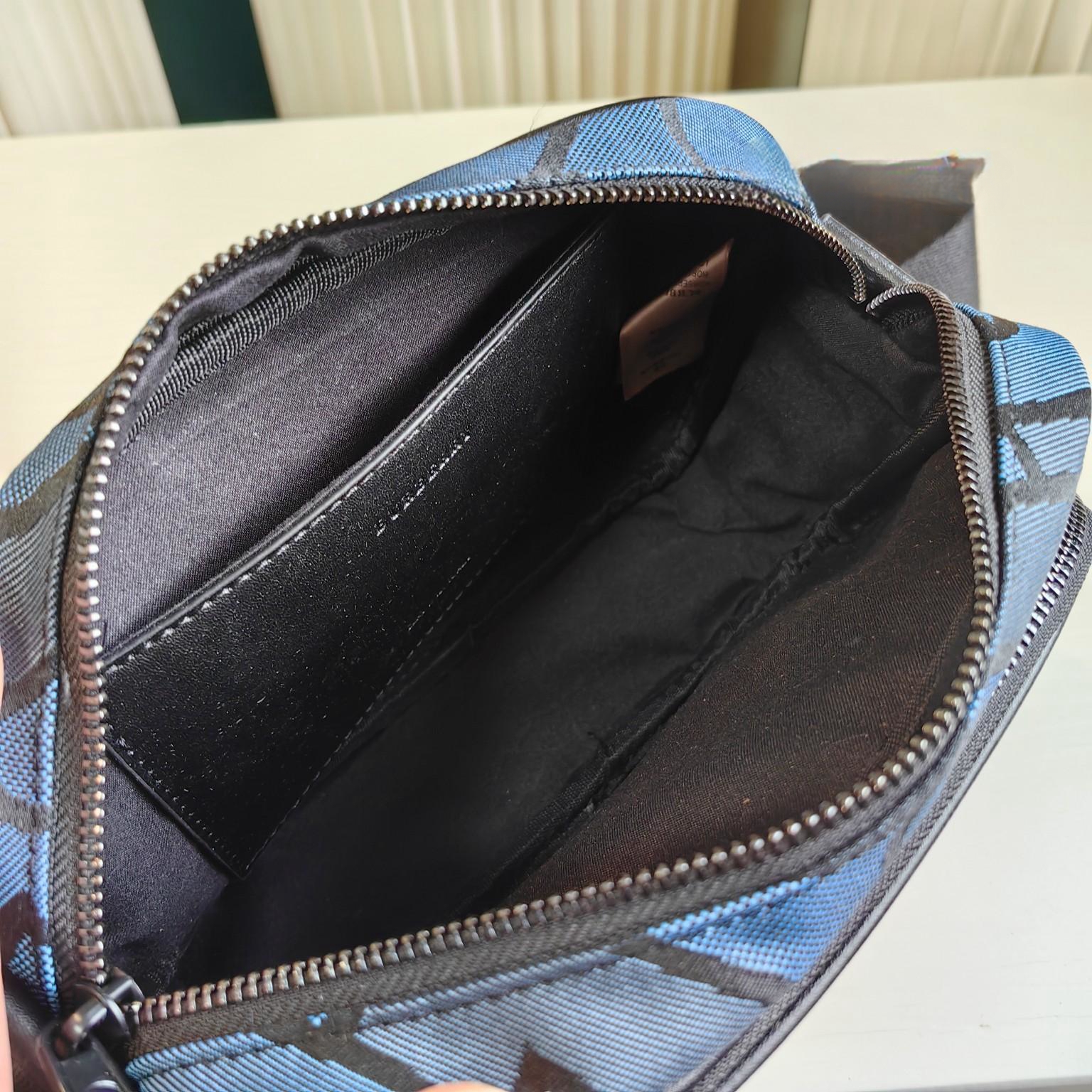 【BURBERRY  公式旗艦店】バーバリー 斜めがけバッグ 当日出荷 好評に付き再入荷！22*16CM