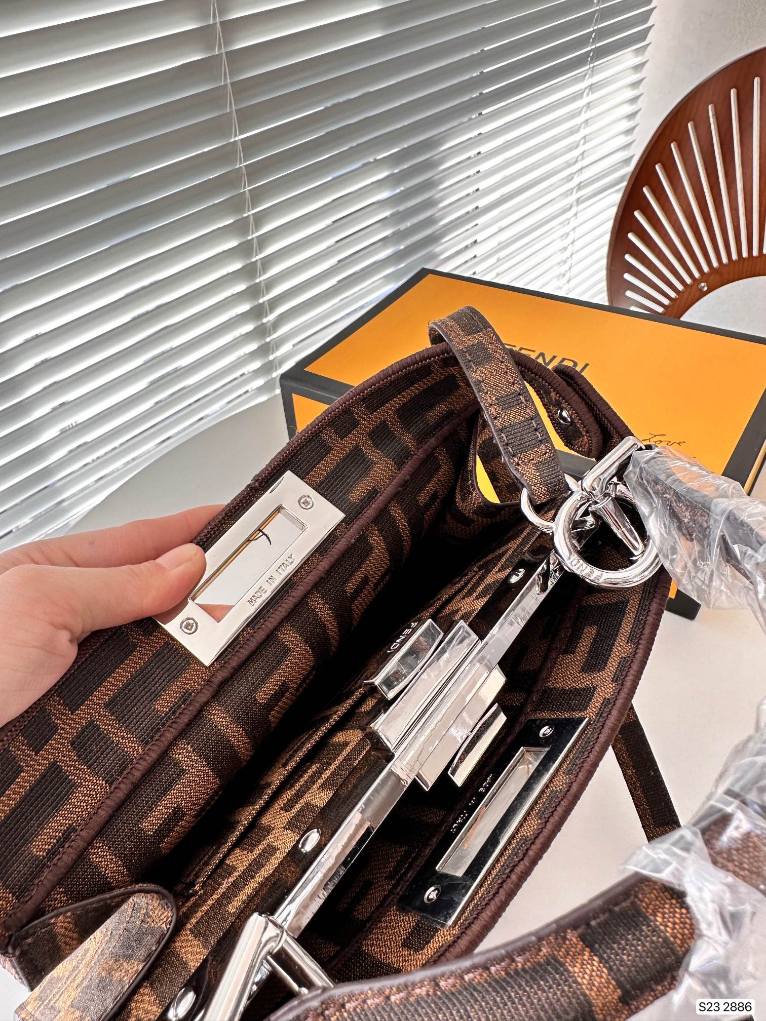 【FENDI  公式旗艦店】フェンディ 斜めがけバッグ 当日出荷 好評に付き再入荷！26.5*21.5CM