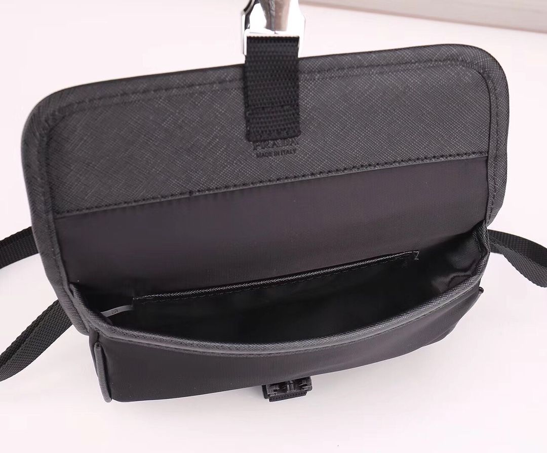 【PRADA  公式旗艦店】プラダ  斜めがけバッグ 当日出荷 好評に付き再入荷！21*16*5CM