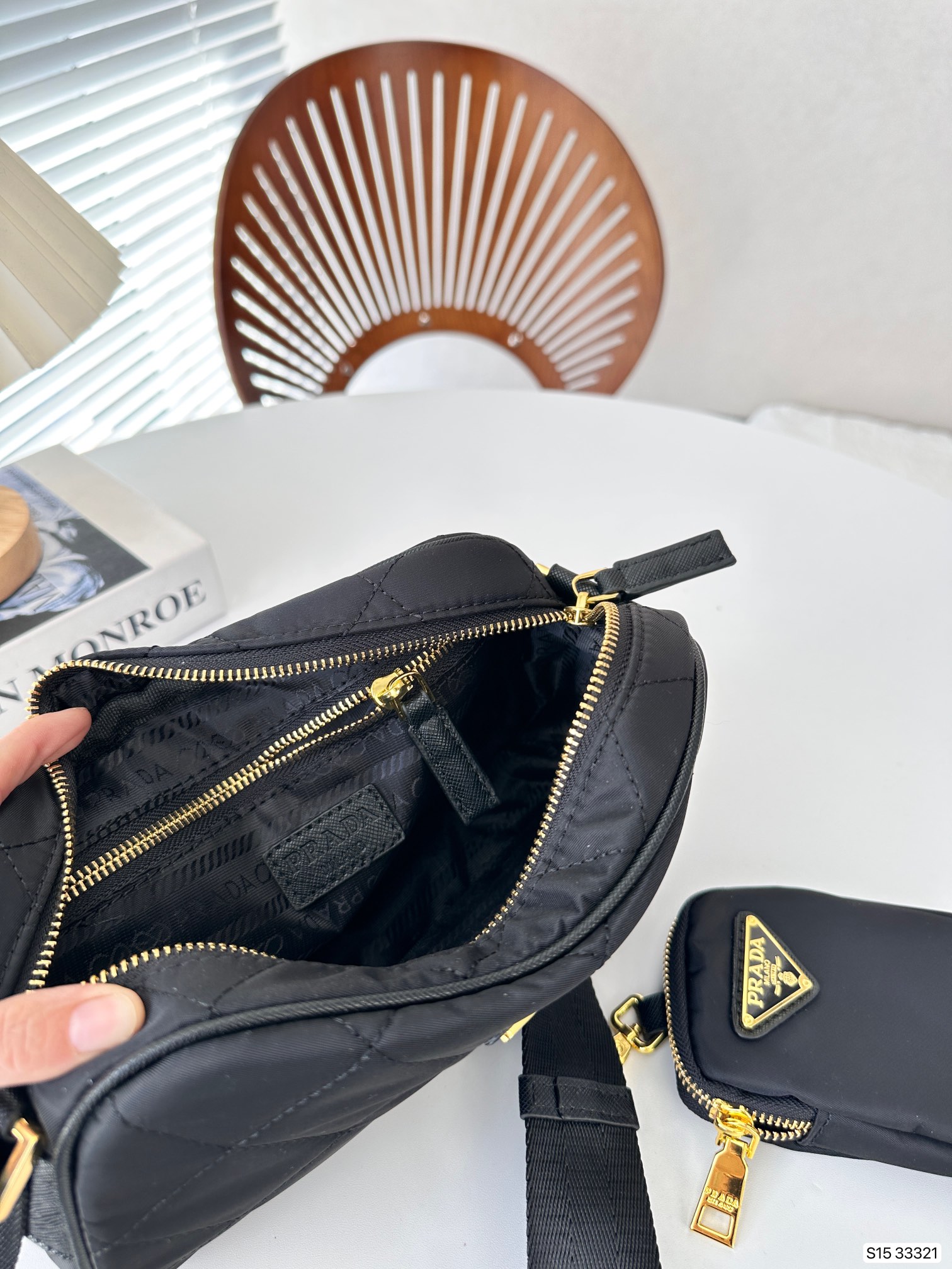 【PRADA 公式旗艦店】 プラダ  斜めがけバッグ当日出荷 好評に付き再入荷24*16CM