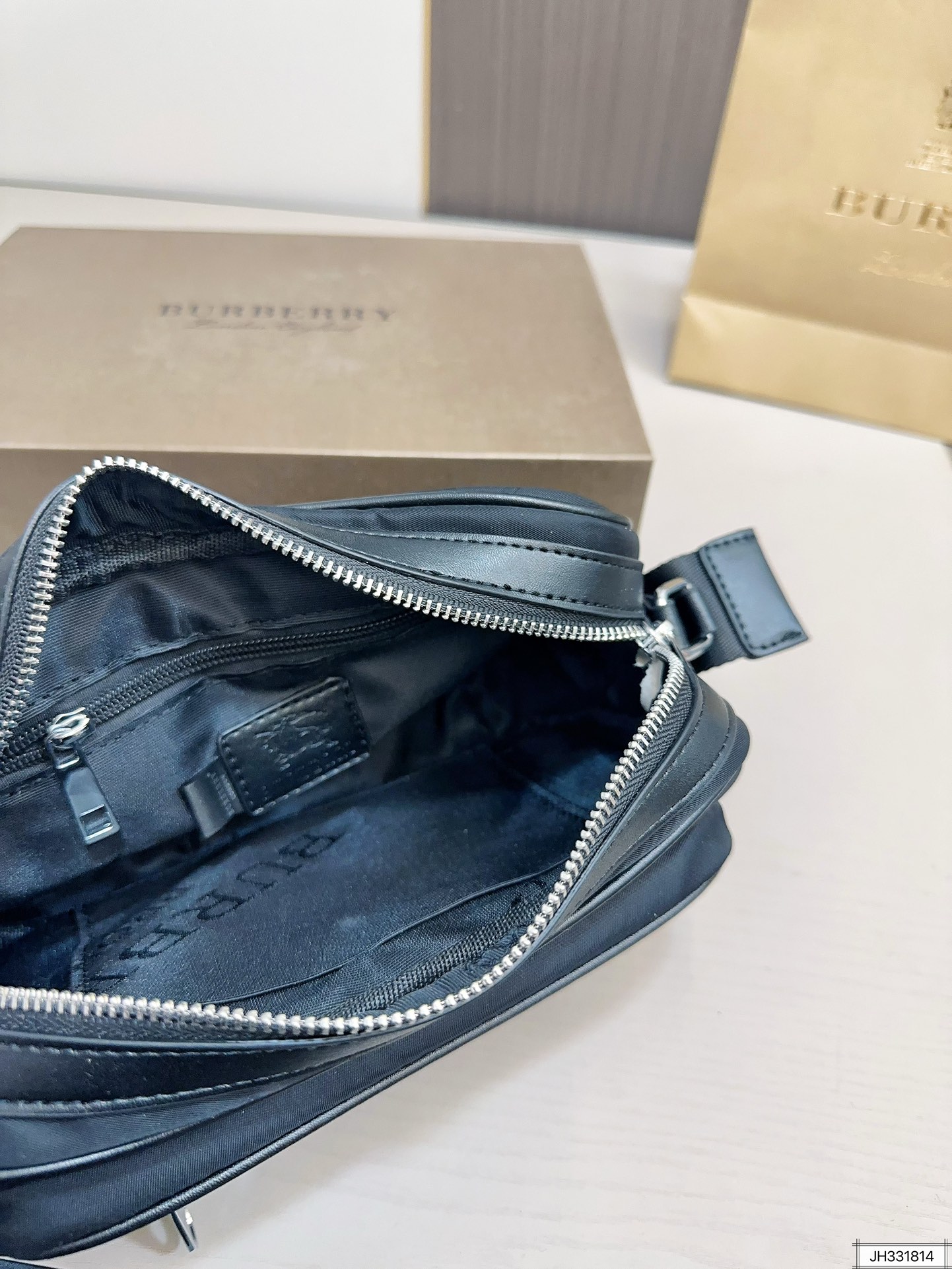 【BURBERRY 公式旗艦店】バーバリー   斜めがけバッグ 当日出荷 好評に付き再入荷！24*17CM