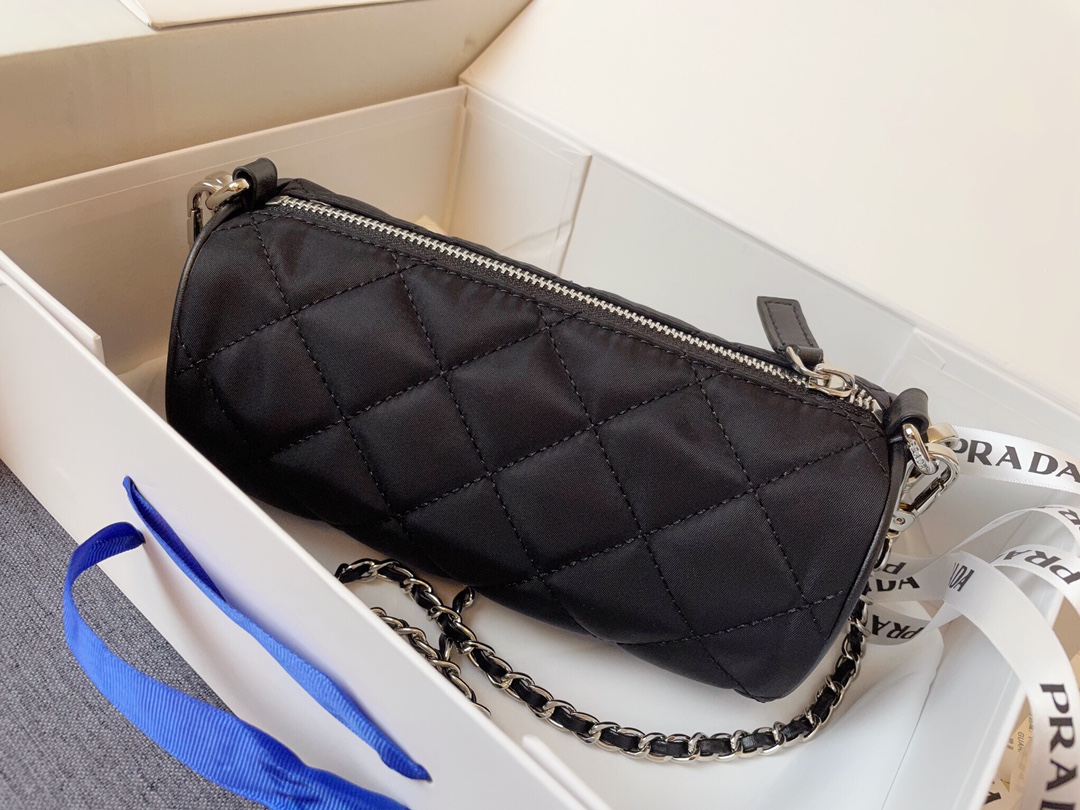 【PRADA 公式旗艦店】プラダ  斜めがけバッグ 当日出荷 好評に付き再入荷！21*11CM