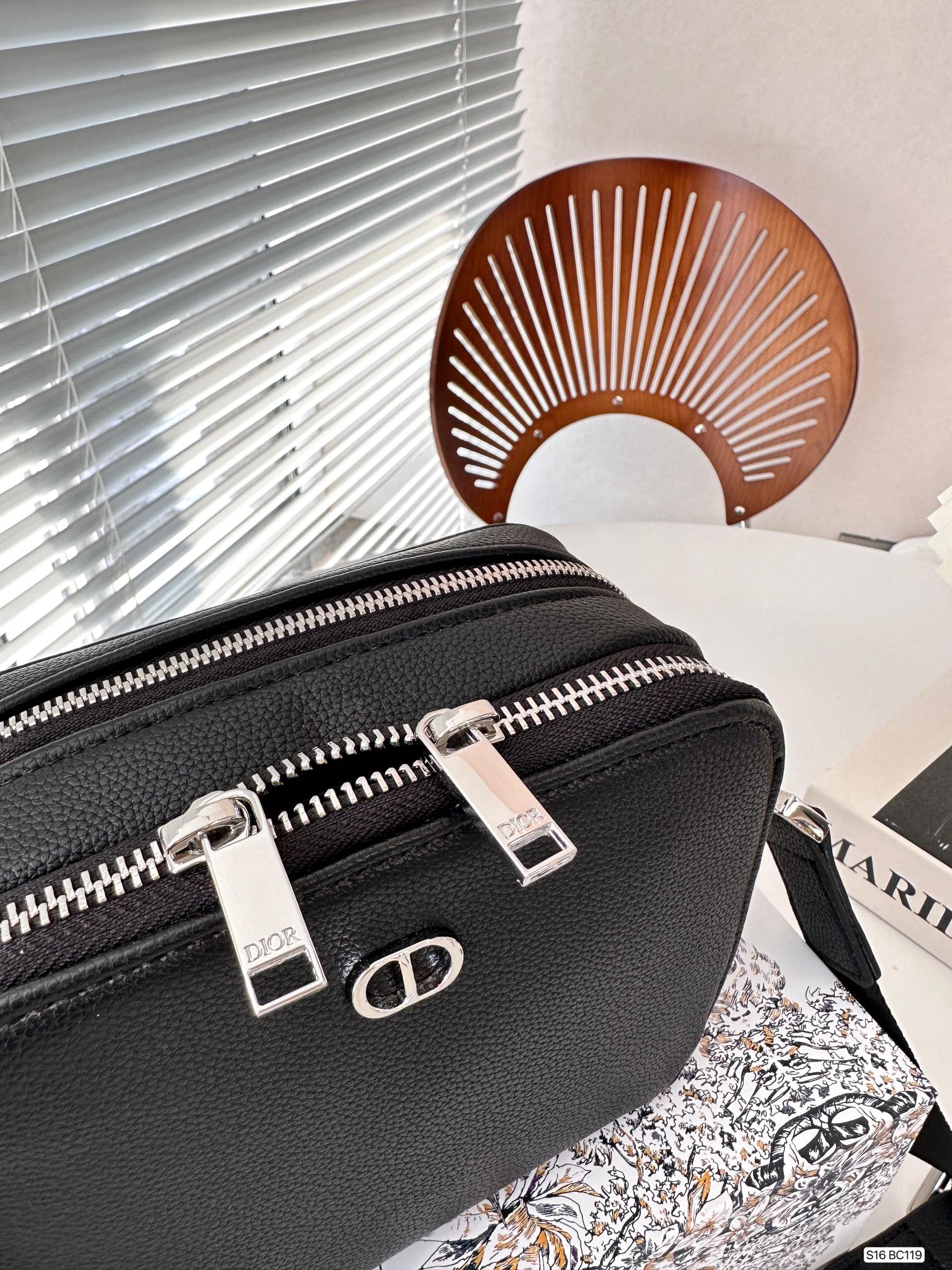 【DIOR公式旗艦店】ディオール  斜めがけバッグ 当日出荷 好評に付き再入荷！17*13CM