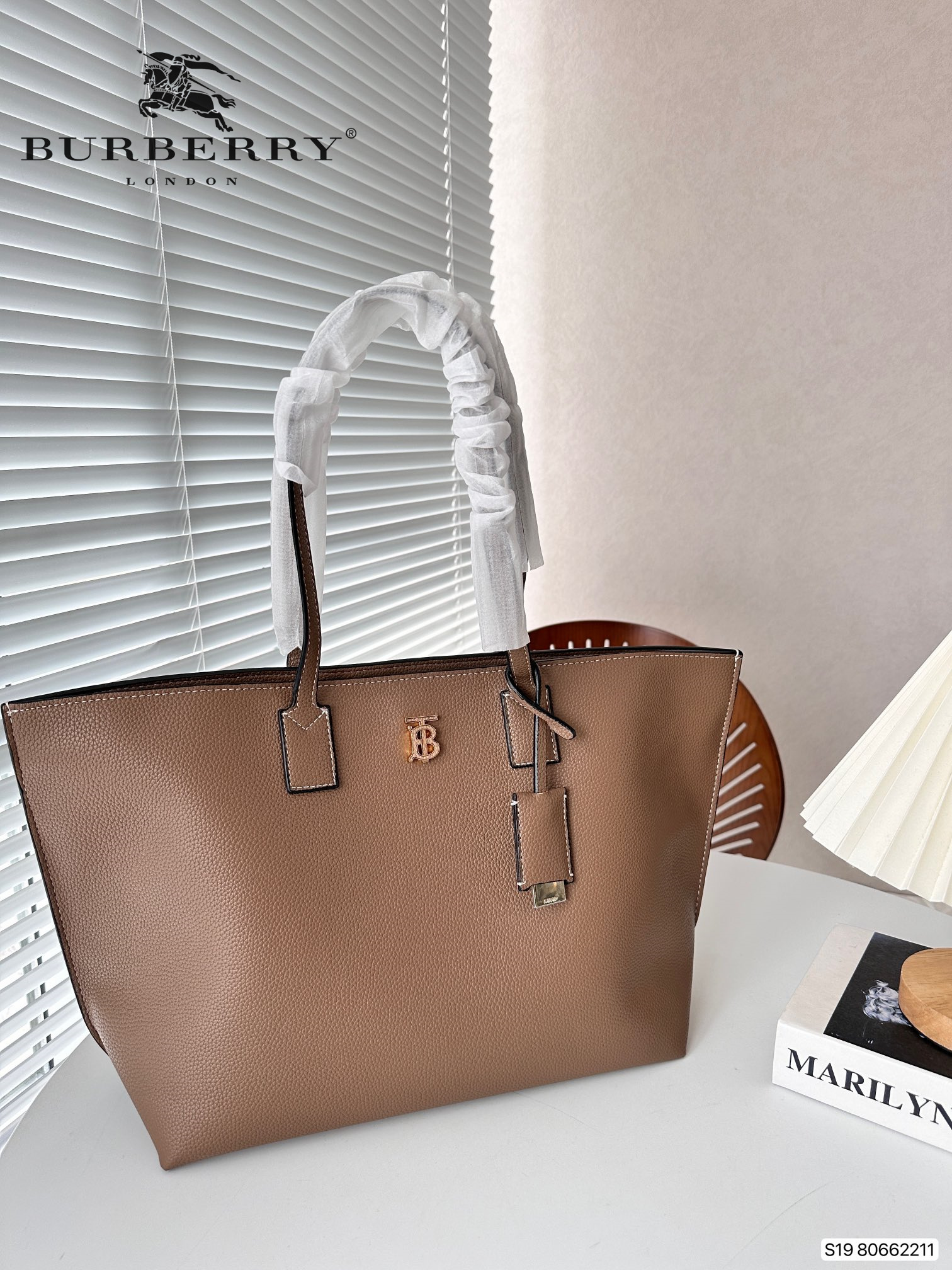 【BURBERRY 公式旗艦店】バーバリー  ハンドバッグ 当日出荷 好評に付き再入荷！34*28CM