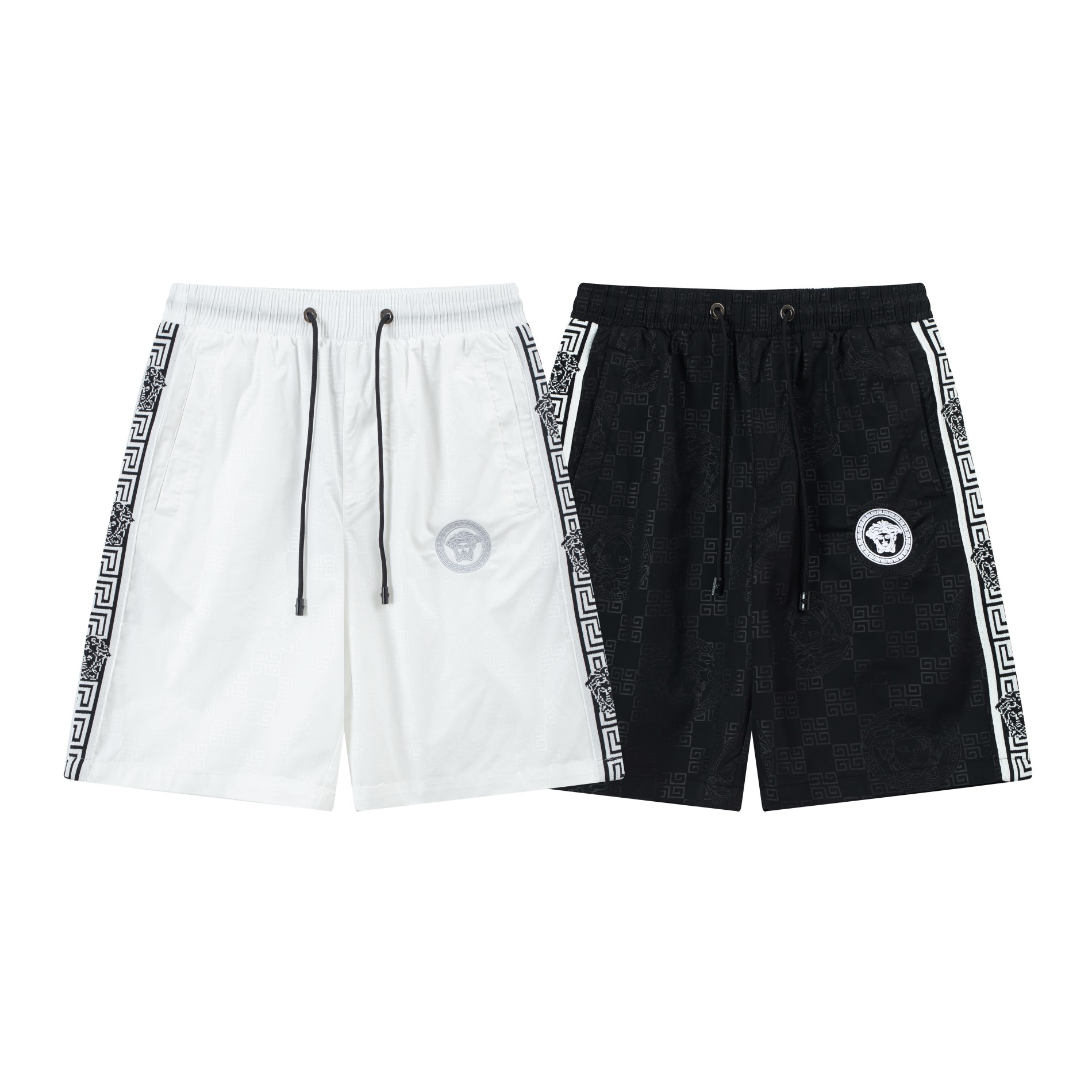 【VERSACE  公式旗艦店】ヴェルサーチ  ショートパンツ  ご好評に付き再入荷！