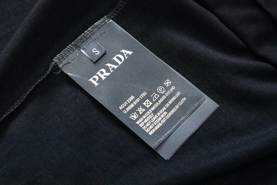 【PRADA  公式旗艦店】プラダ   Tシャツご好評に付き再入荷！