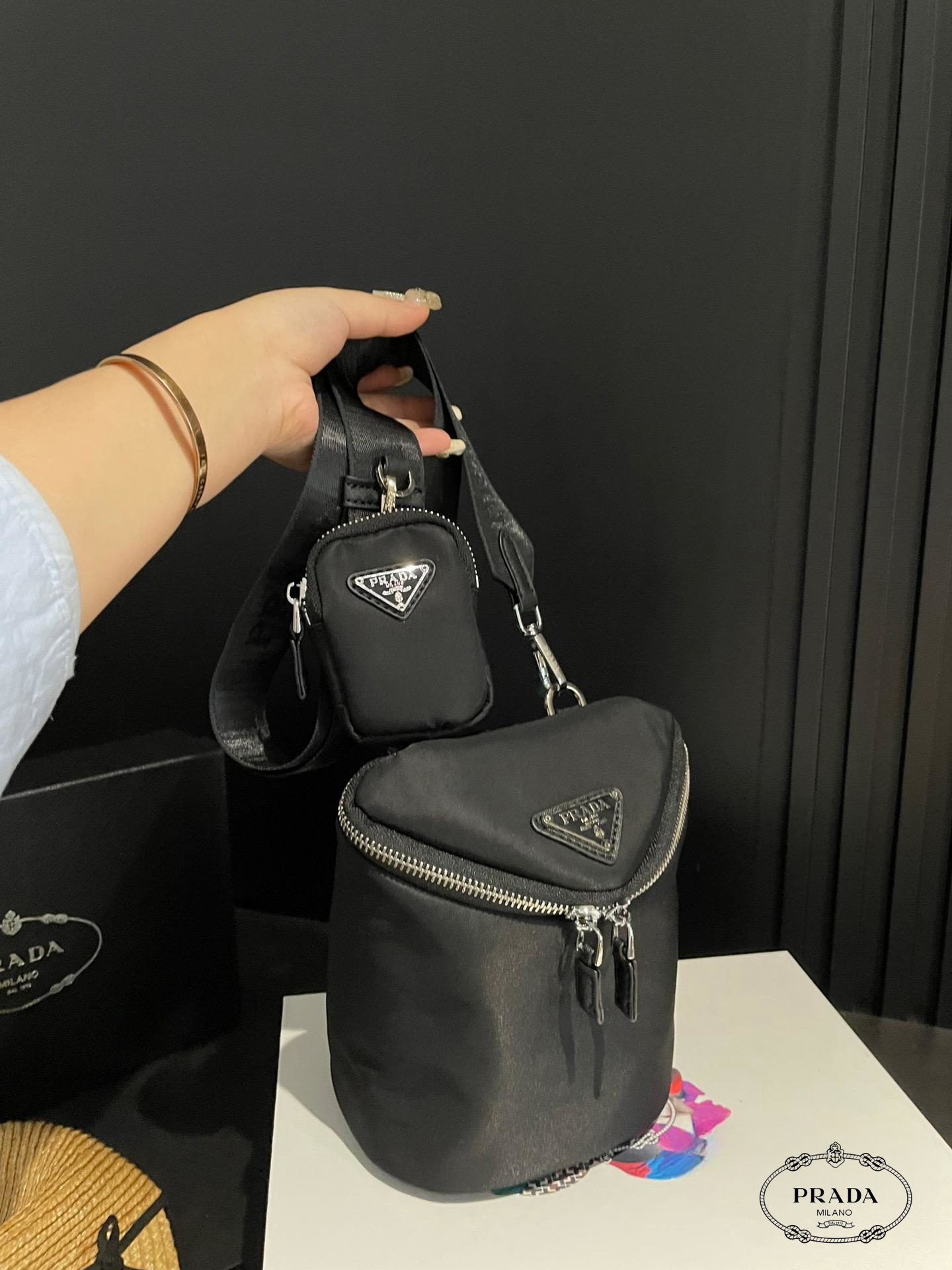 【PRADA  公式 旗艦店】プラダ  斜めがけバッグ 当日出荷 好評に付き再入荷！20*16CM  240719