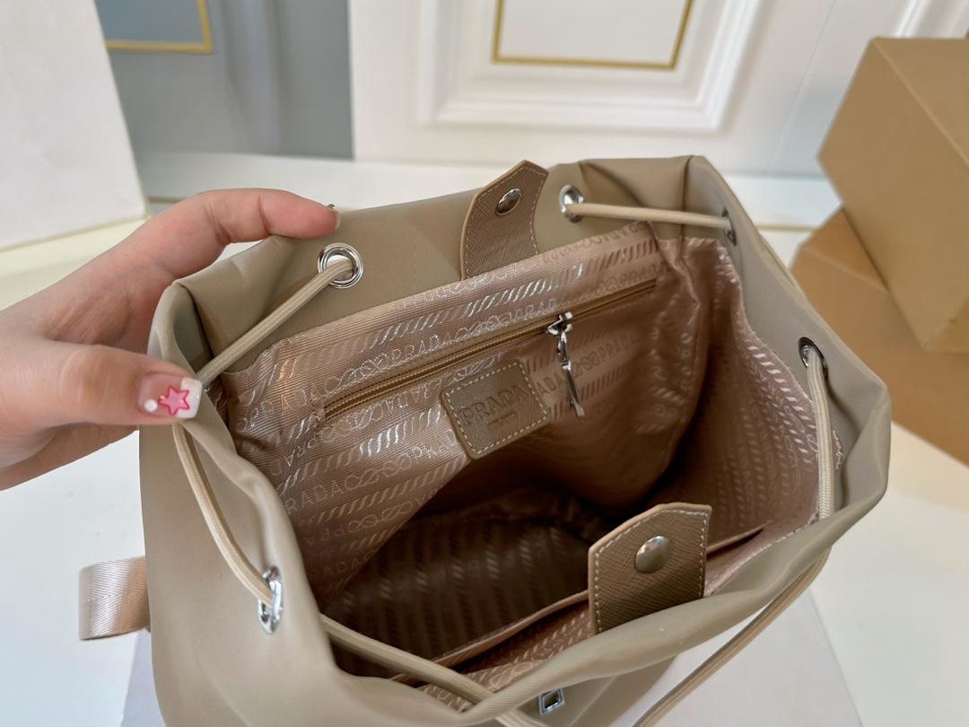 【PRADA  公式 旗艦店】プラダ   リュックサック当日出荷 好評に付き再入荷！27*30CM  240719