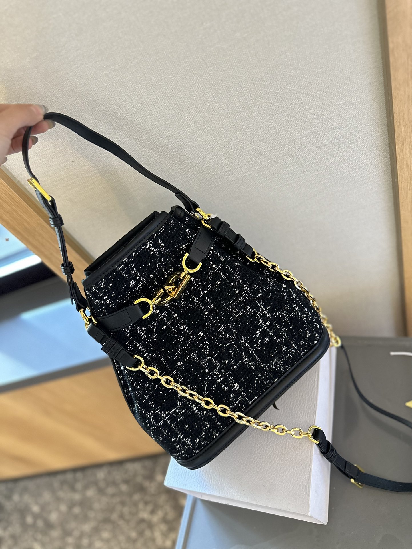 【DIOR公式旗艦店】ディオール  ハンドバッグ   当日出荷 好評に付き再入荷！24CM 240720