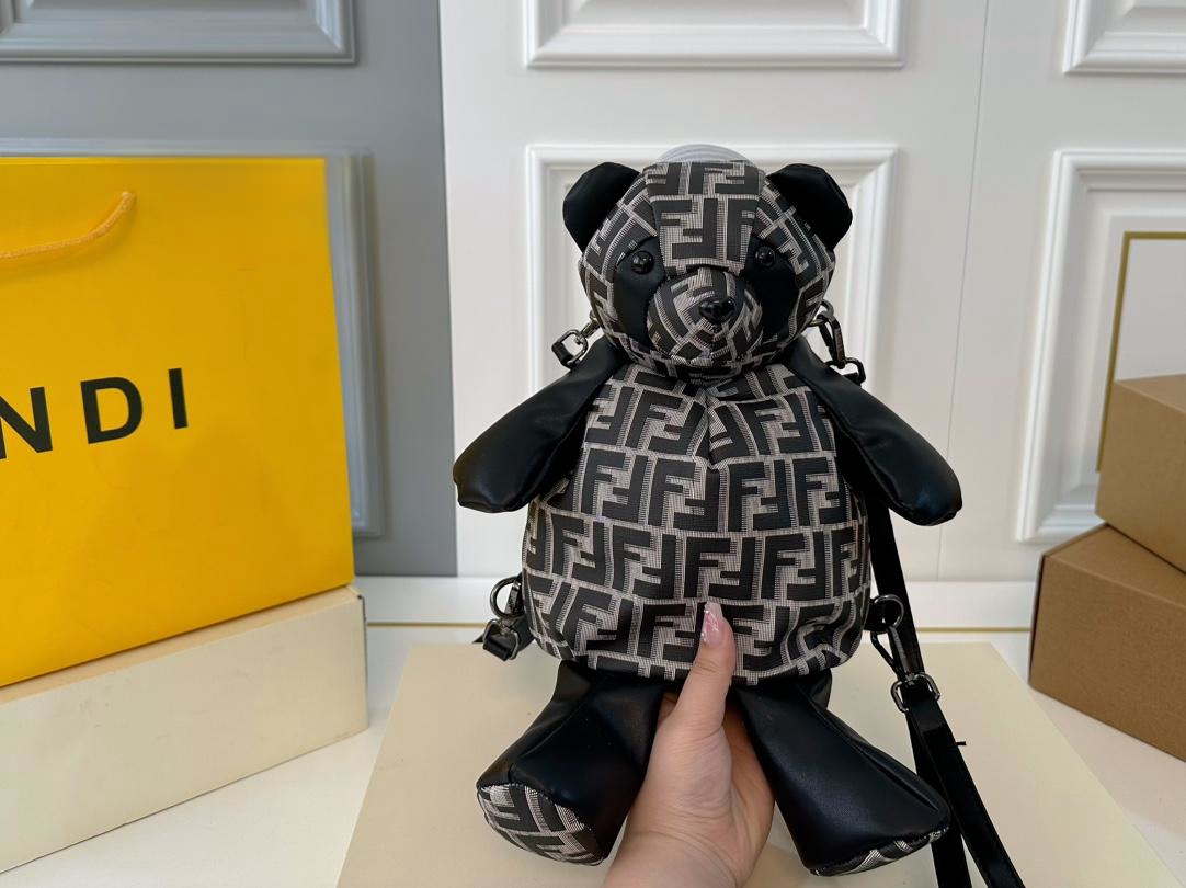 【FENDI  公式旗艦店】フェンディ  リュックサック  当日出荷 好評に付き再入荷！17*30CM  240720