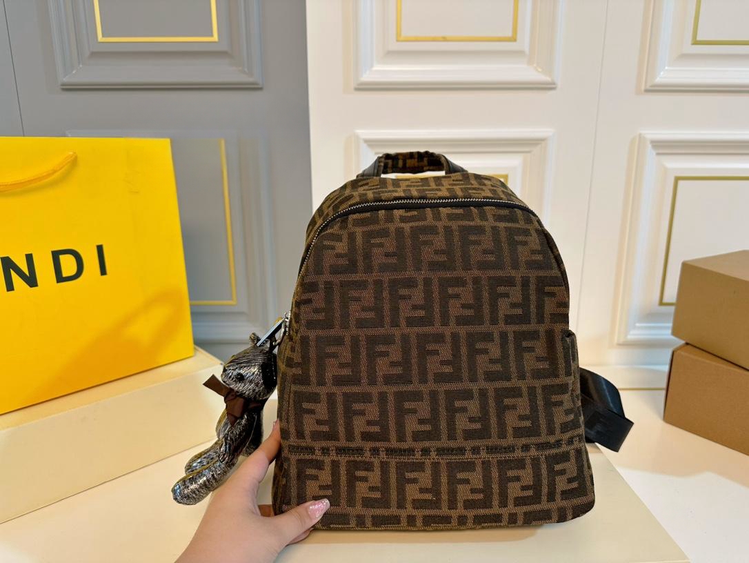 【FENDI  公式旗艦店】フェンディ  リュックサック  当日出荷 好評に付き再入荷！28*31CM  240720