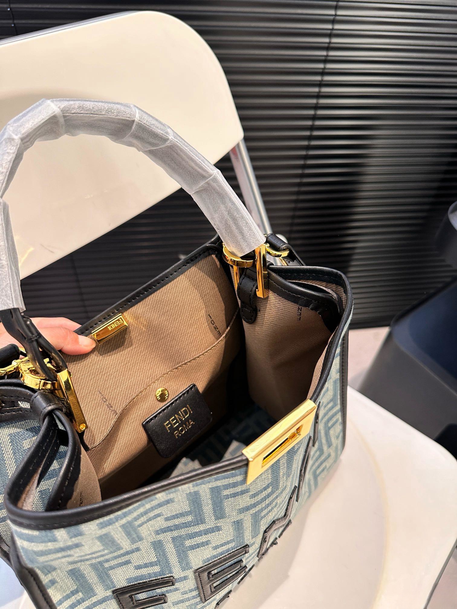 【FENDI  公式旗艦店】フェンディ 斜めがけバッグ  当日出荷 好評に付き再入荷！29*25CM  240720