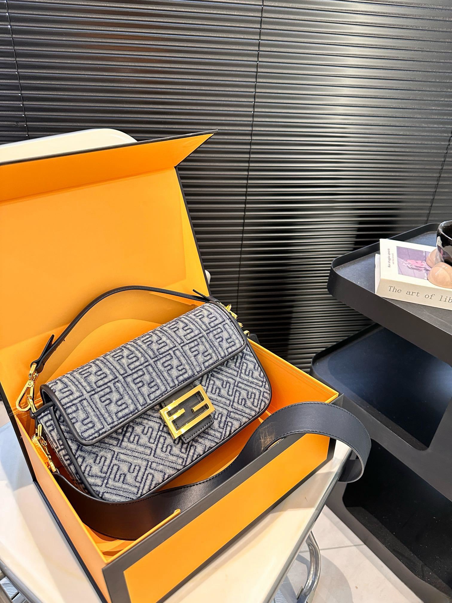 【FENDI  公式旗艦店】フェンディ 斜めがけバッグ  当日出荷 好評に付き再入荷！25*15CM  240720