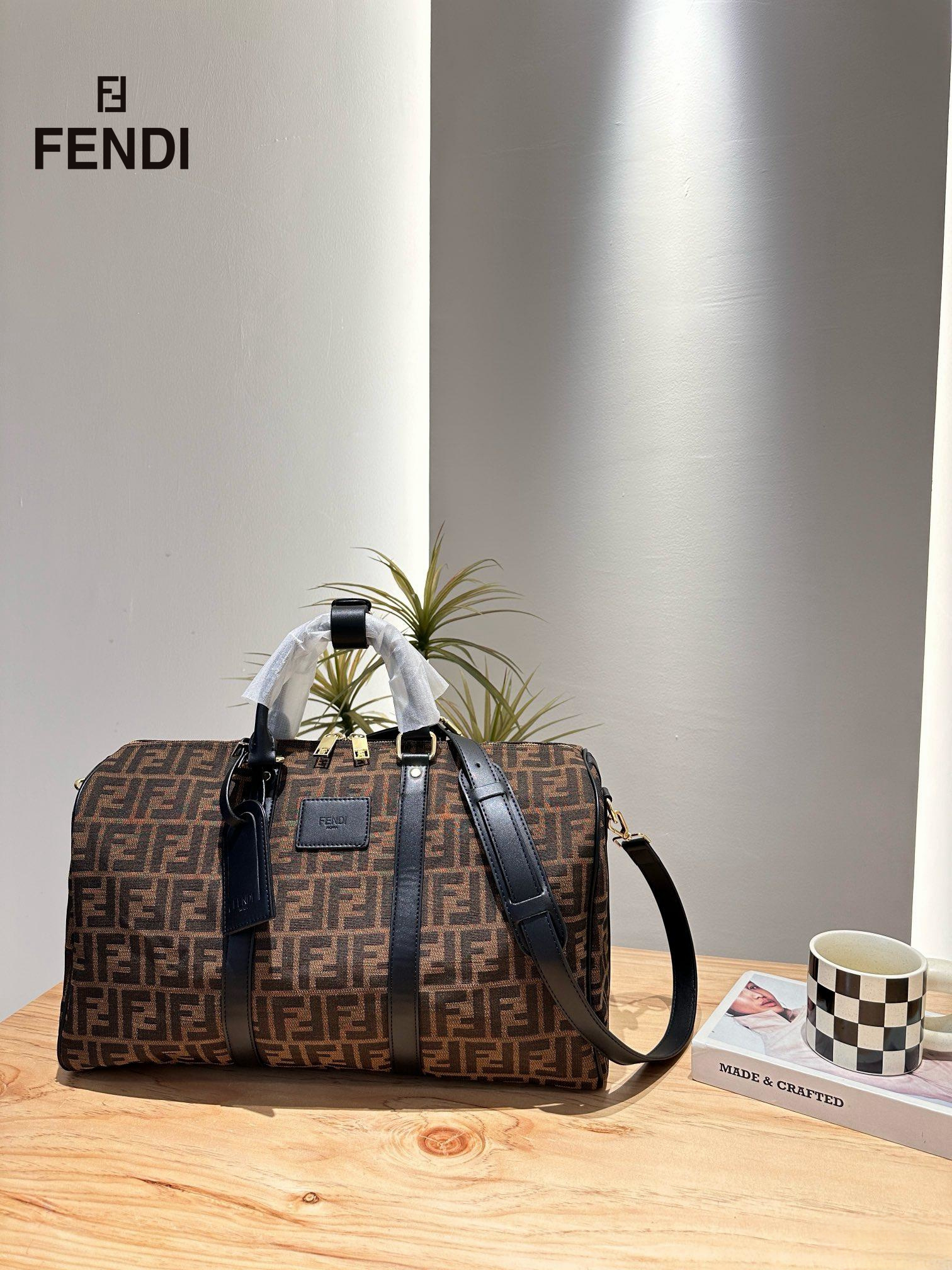 【FENDI  公式旗艦店】フェンディ    当日出荷 好評に付き再入荷！45*27CM  240720