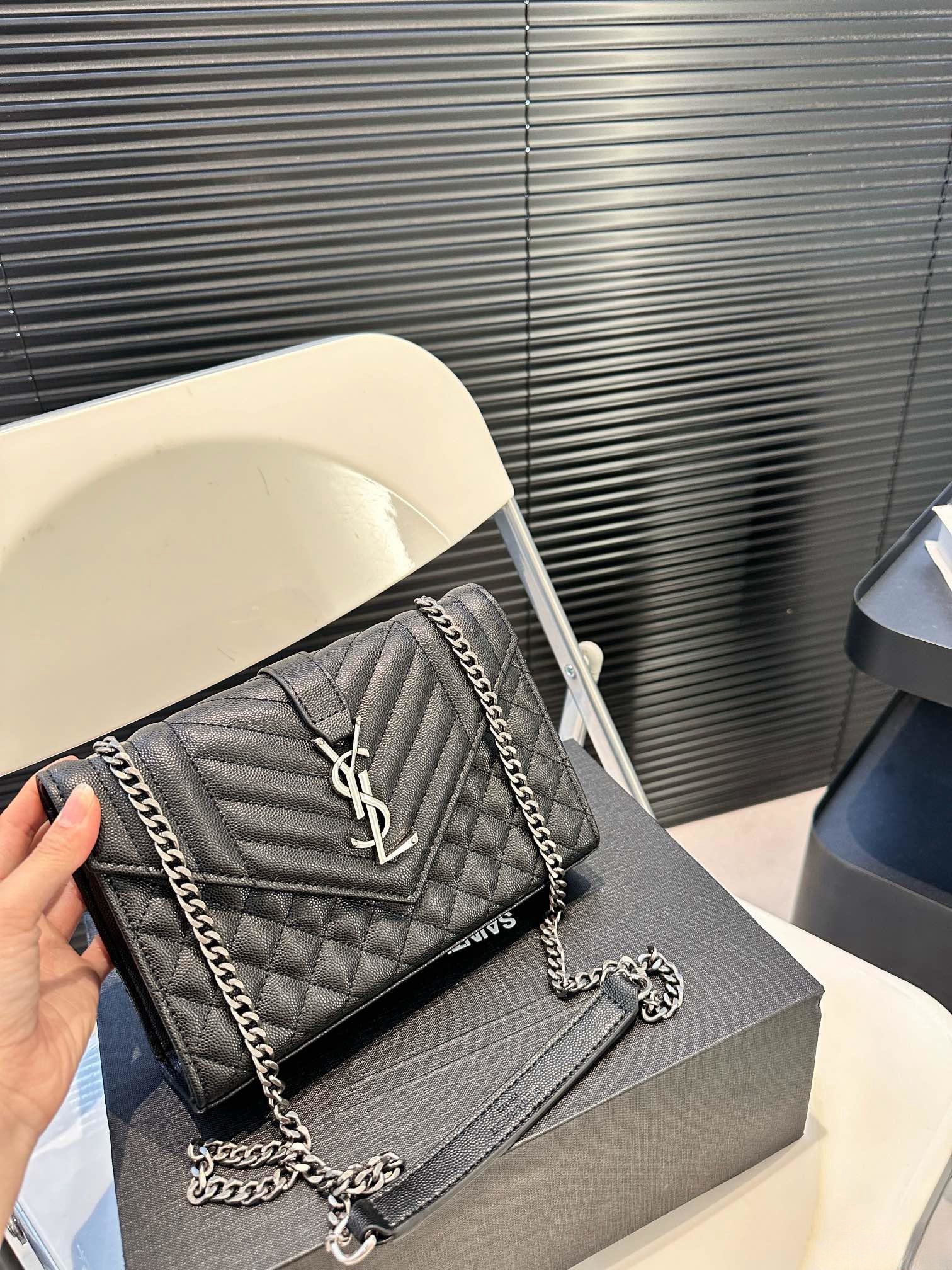 【YSL SAINT LAURENT 公式旗艦店】サンローラン   斜めがけバッグ 当日出荷 好評に付き再入荷！21*15CM  1240722