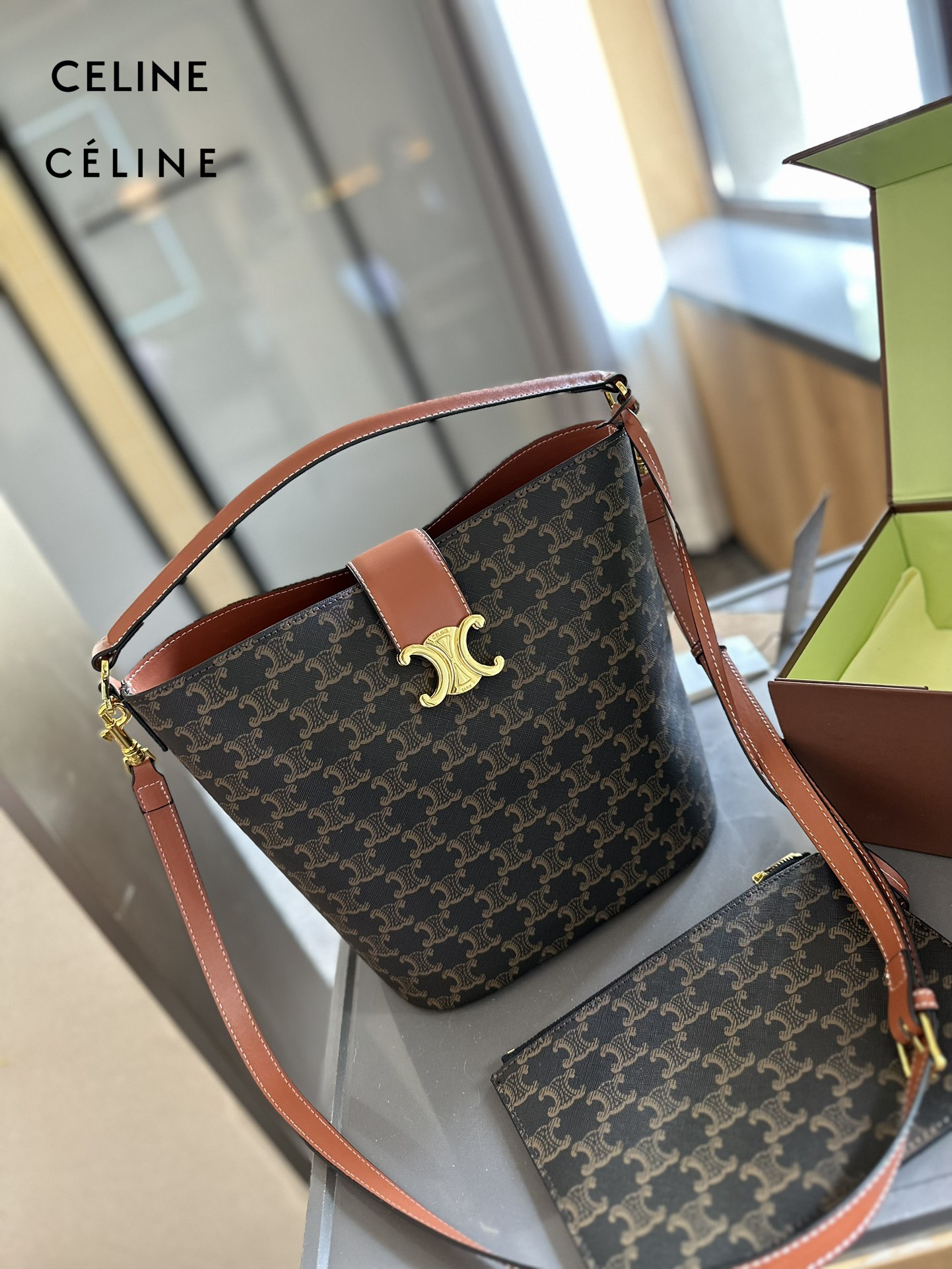 【CELINE 公式旗艦店】セリーヌ 斜めがけバッグ 当日出荷 好評に付き再入荷！18*22CM  1240722