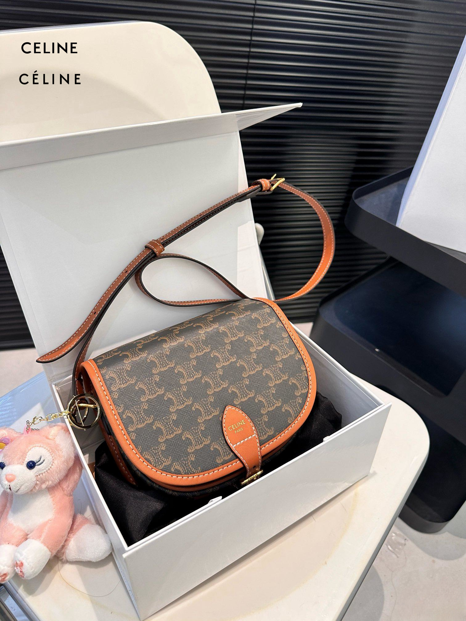 【CELINE 公式旗艦店】セリーヌ 斜めがけバッグ 当日出荷 好評に付き再入荷！18.5*15CM  1240722