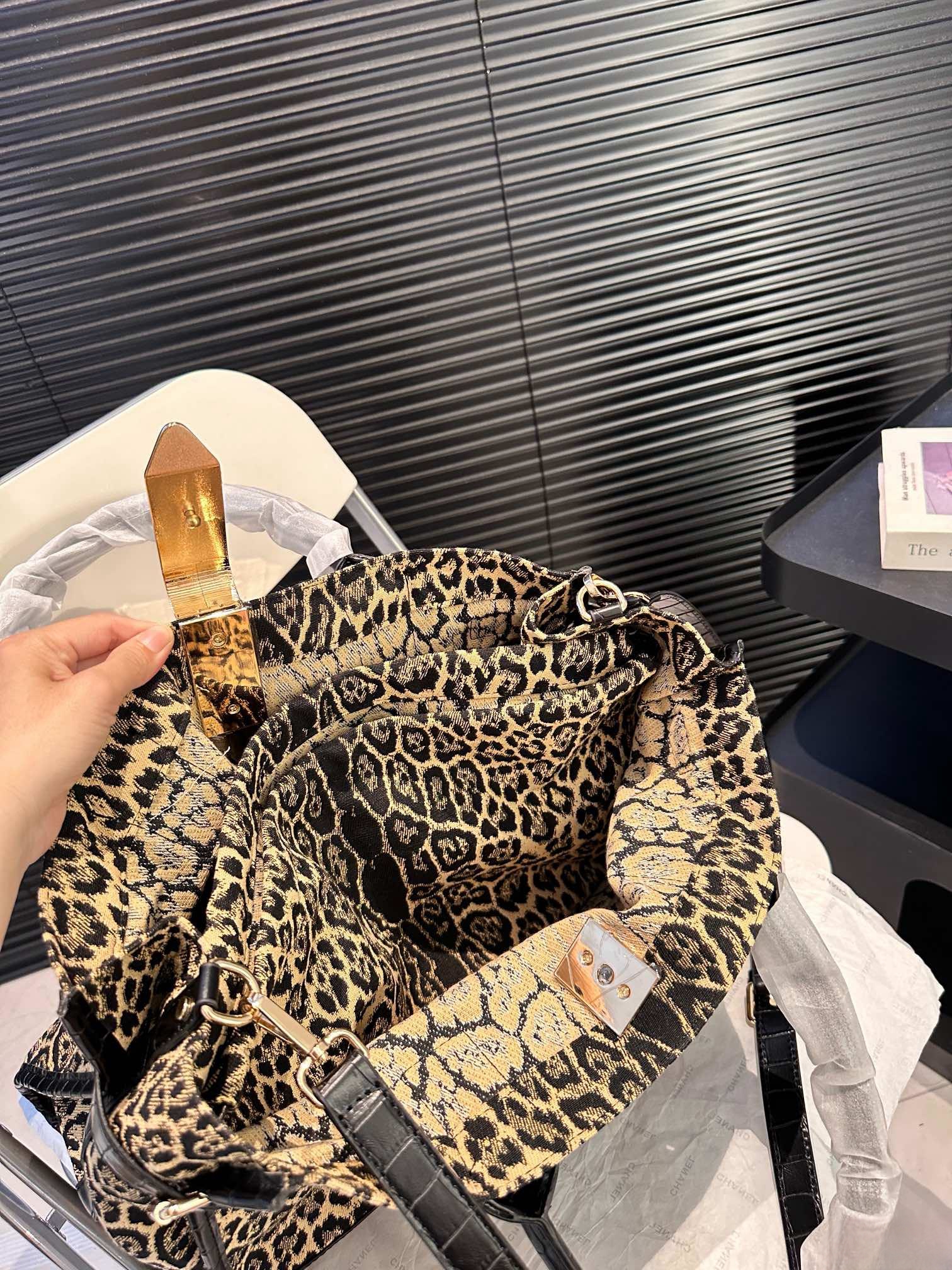 【CELINE 公式旗艦店】セリーヌ ハンドバッグ 当日出荷 好評に付き再入荷！39*29CM  1240723