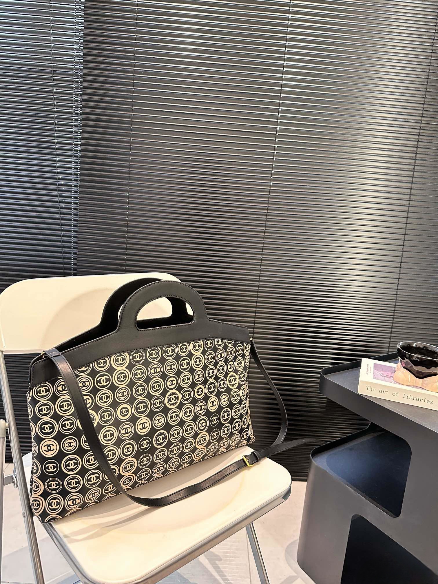 【CHANEL 公式旗艦店】シャネル 斜めがけバッグ 当日出荷 好評に付き再入荷！45*28CM  240723