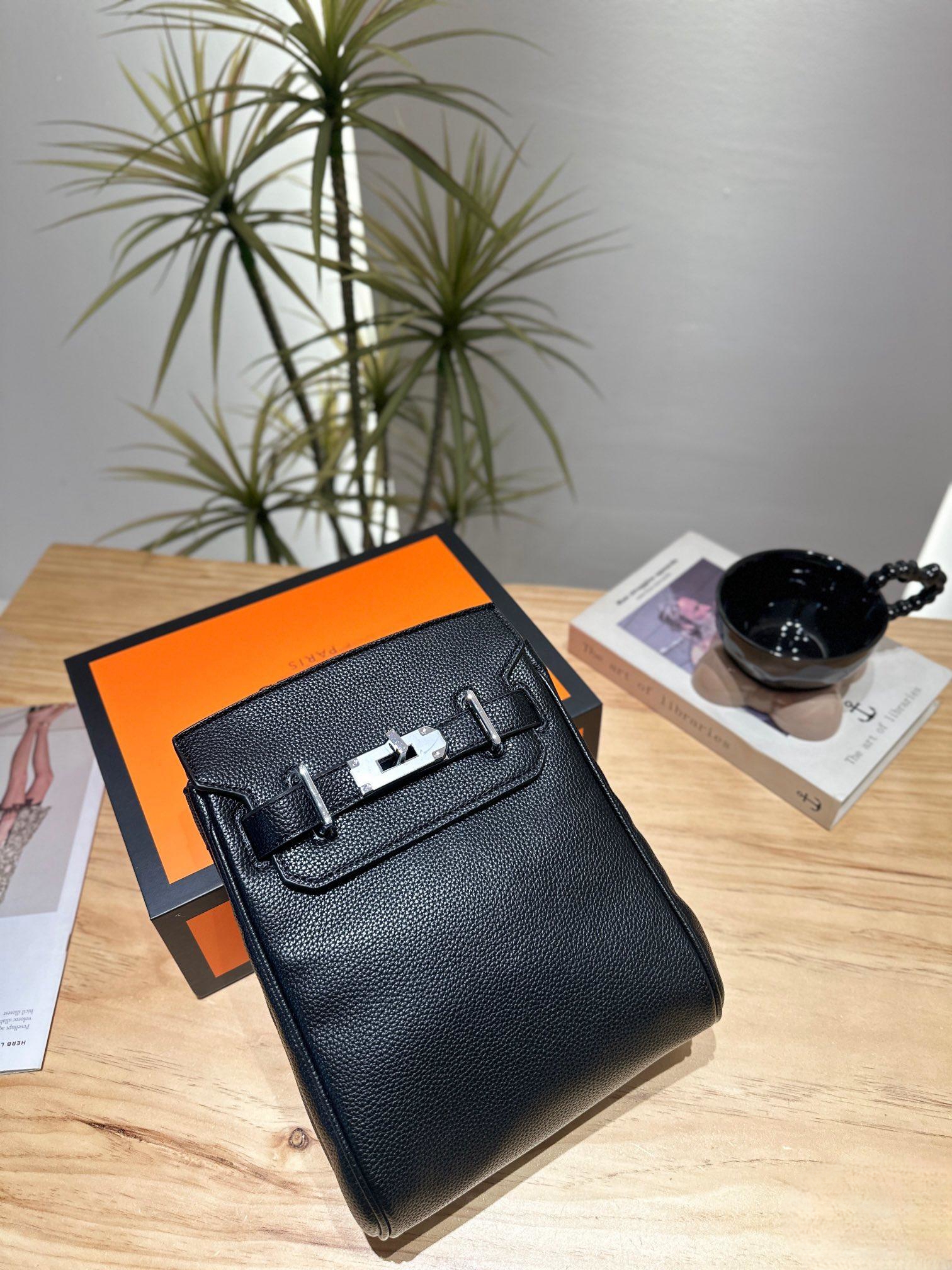 【Hermès 公式旗艦店】エルメス 胸ポケット 当日出荷 好評に付き再入荷！20*24CM  240724