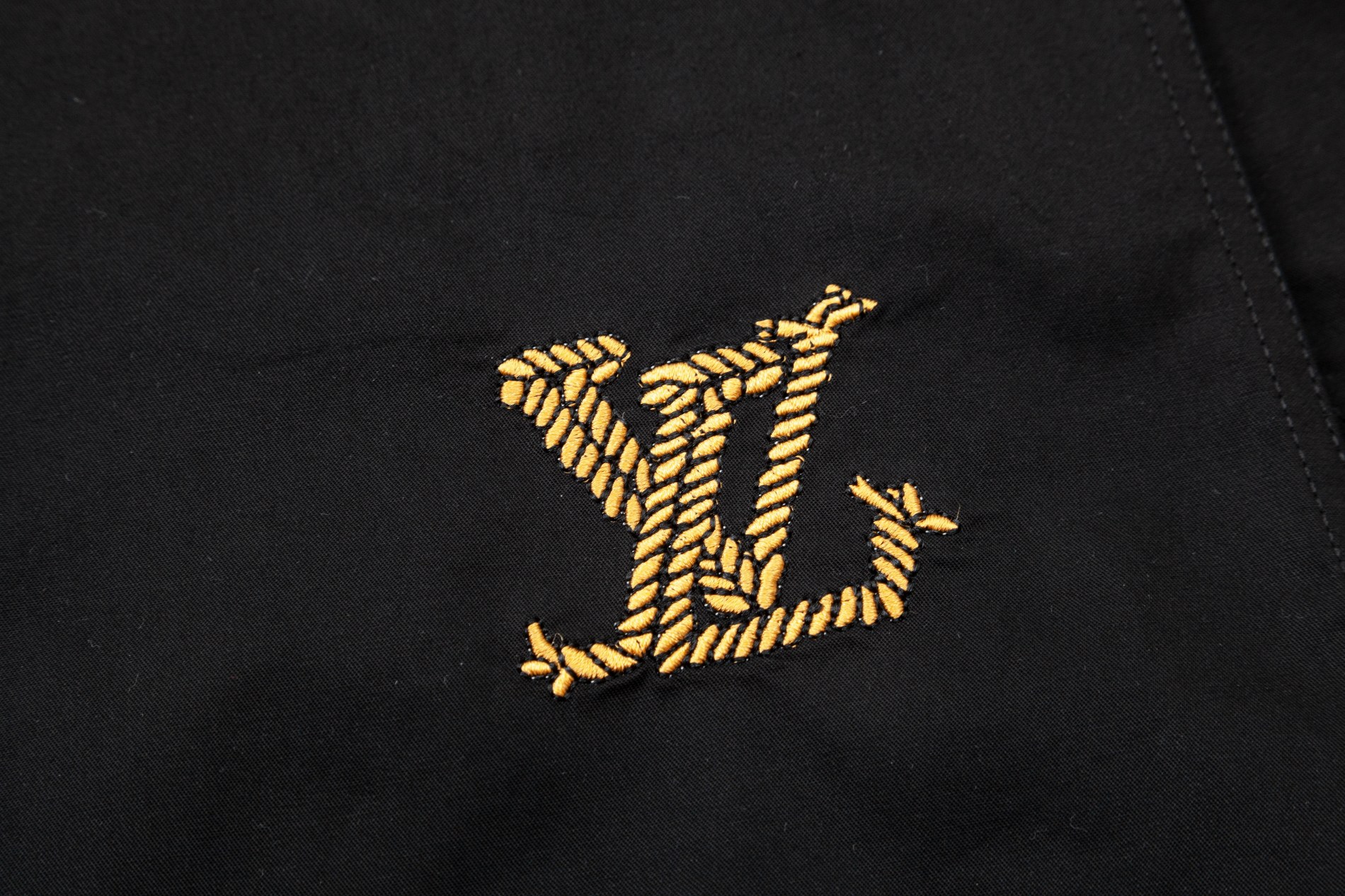 【LOUIS VUITTON 公式旗艦店】ルイヴィトン  シャツ  ご好評に付き再入荷 240811