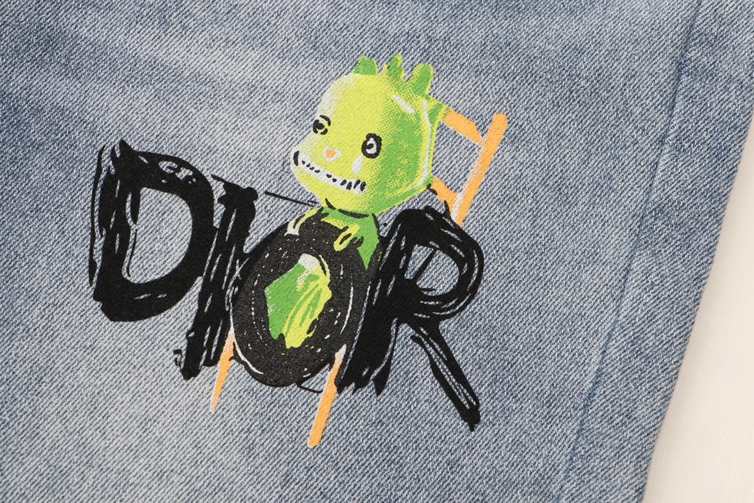 【DIOR 公式旗艦店】ディオール  ジーパン  ご好評に付き再入荷  240831