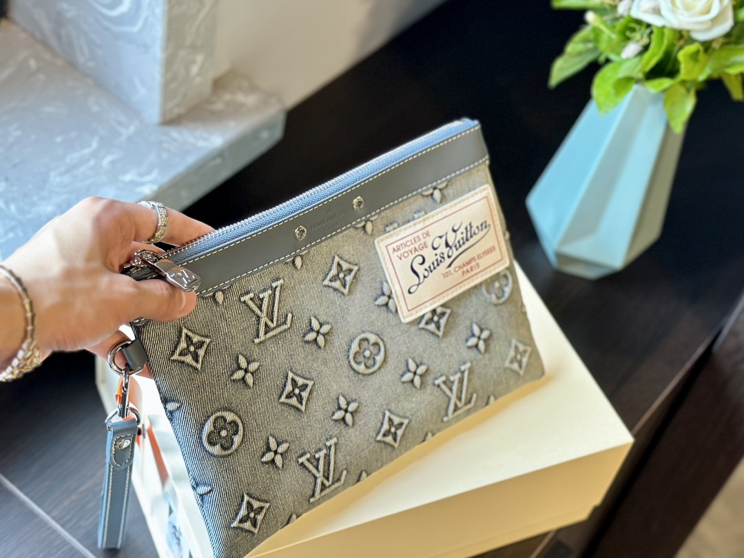 【LOUIS VUITTON  公式 旗艦店】 ルイヴィトン   クラッチバッグ 当日出荷 好評に付き再入荷！27*18CM