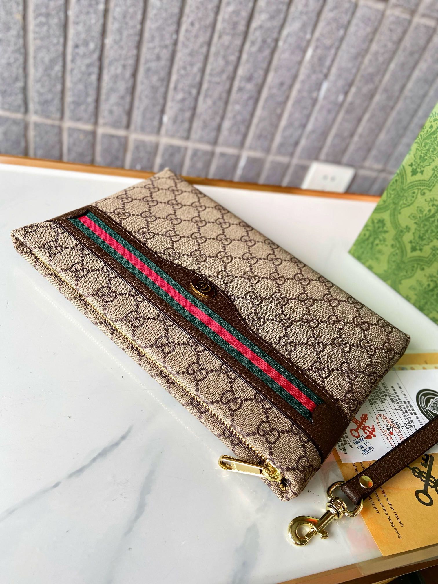 【GUCCI  公式 旗艦店】 グッチ   クラッチバッグ 当日出荷 好評に付き再入荷！28*18*2.5CM  241101