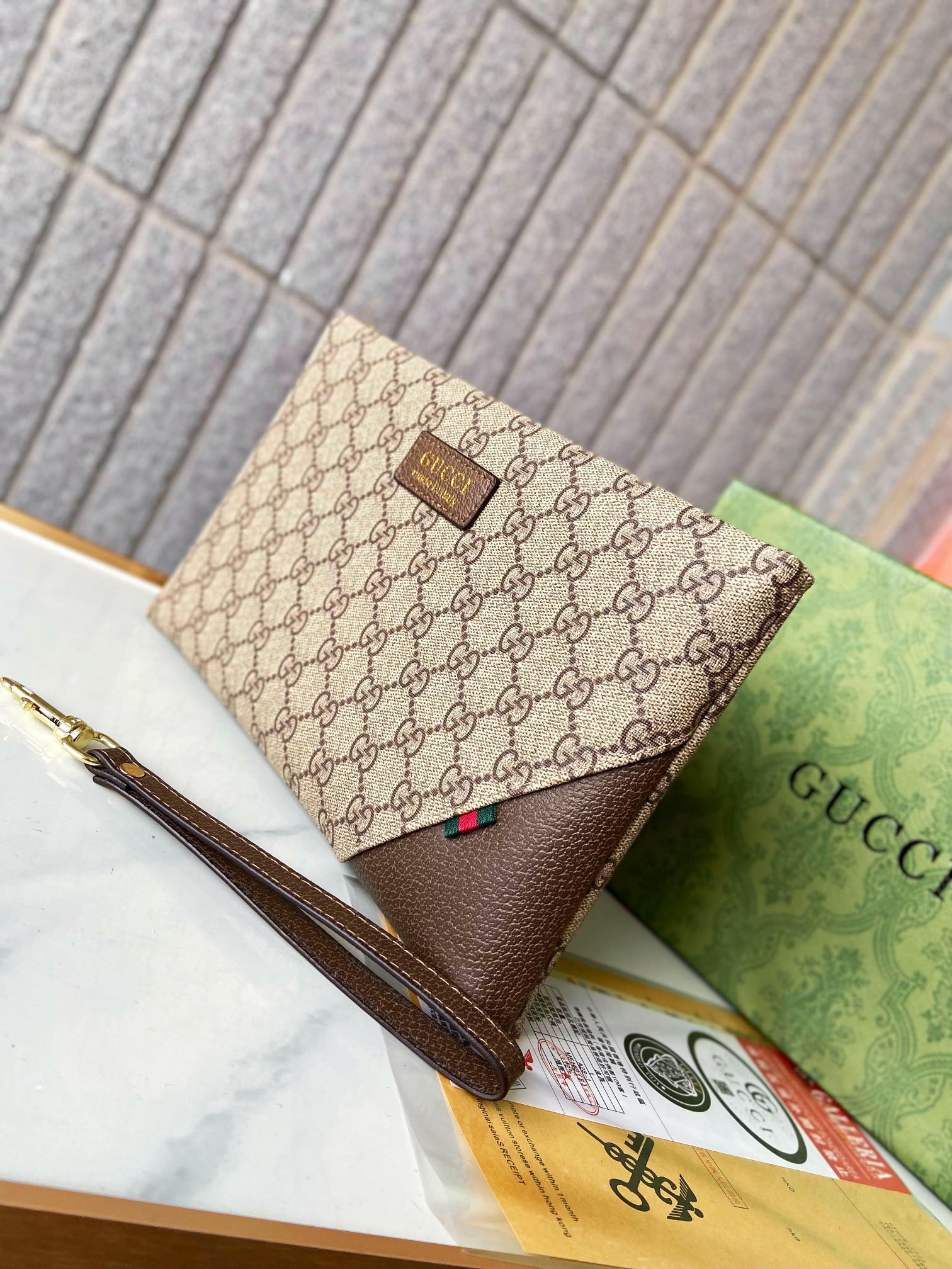【GUCCI  公式 旗艦店】 グッチ   クラッチバッグ 当日出荷 好評に付き再入荷！28*18*2.5CM  241101