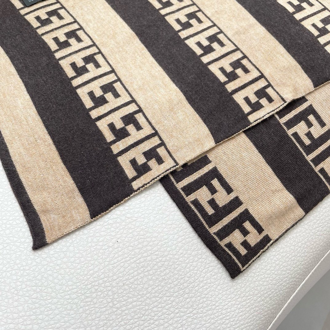 【FENDI  フェンディ】スカーフ32*180CM   241109