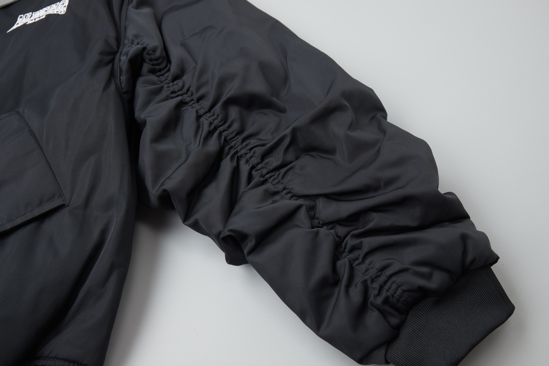 【BALENCIAGA  公式旗艦店】バレンシアガ    ジャケット着 好評に付き再入荷！241119