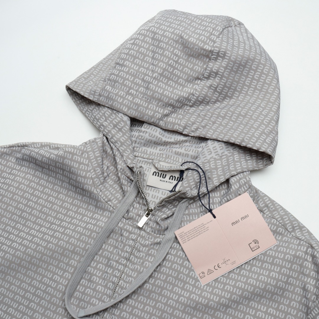 【Miumiu 公式旗艦店】 ミュウミュウ   ジャケット着  スウェット ご好評に付き再入荷！241122