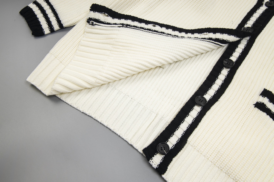 【Miumiu   公式旗艦店】ミュウミュウ   セーター好評に付き再入荷！ 241030