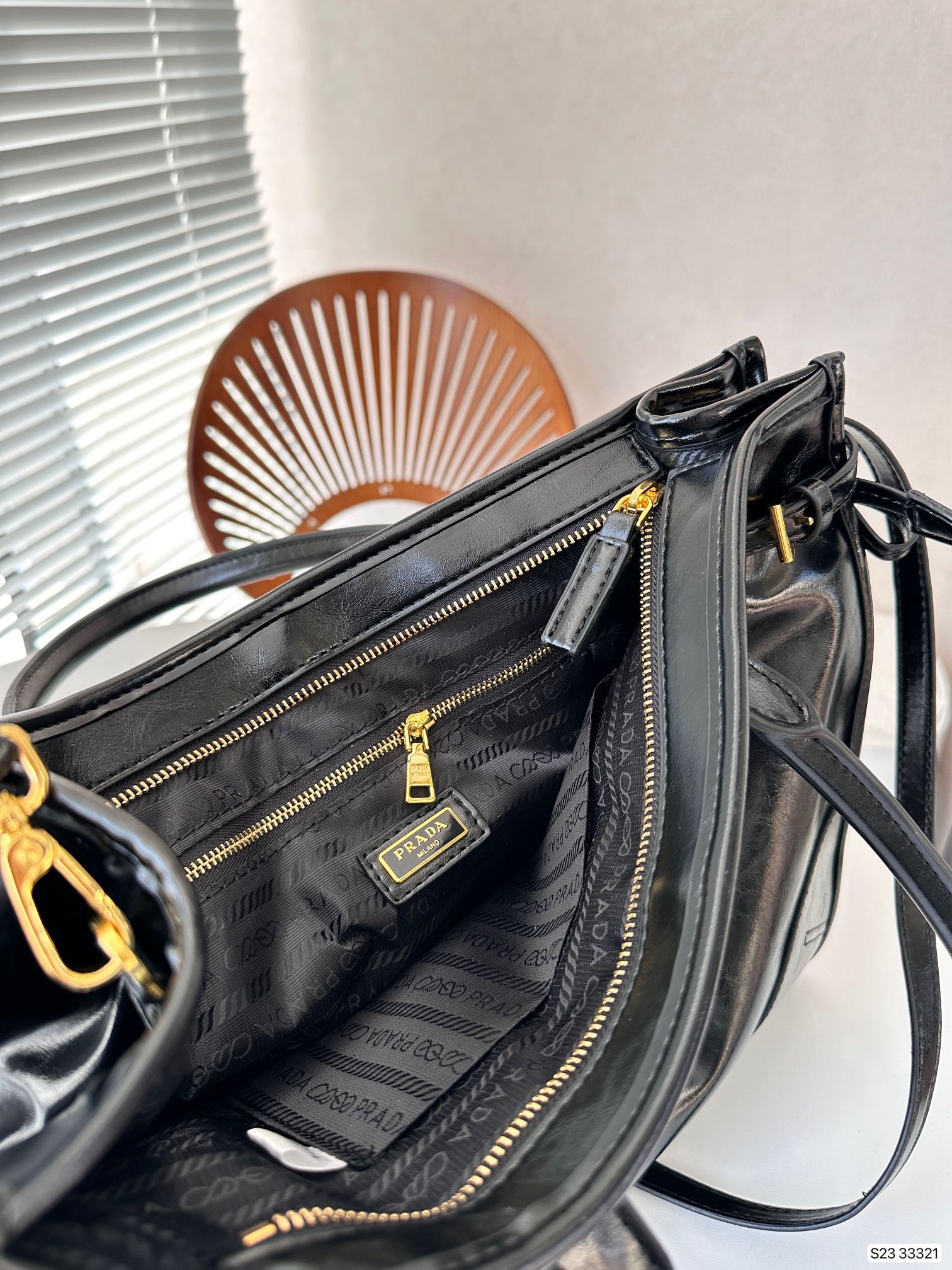 【PRADA 公式旗艦店】 プラダ  斜めがけバッグ当日出荷 好評に付き再入荷24*16CM