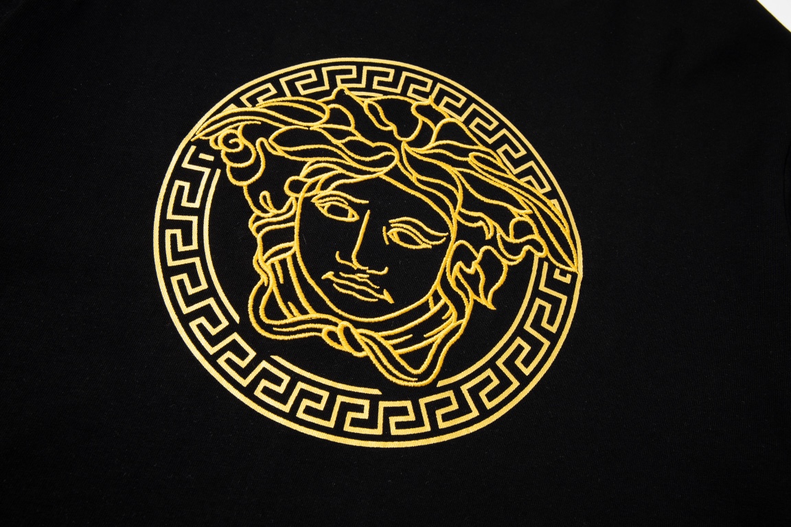 【VERSACE  公式旗艦店】ヴェルサーチ  Tシャツ ご好評に付き再入荷！