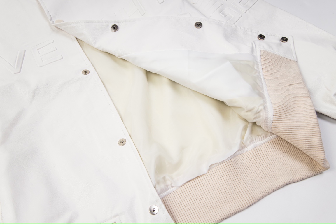 【GIVENCHY 公式旗艦店】ジバンシー  ジャケット着 ご好評に付き再入荷！241021