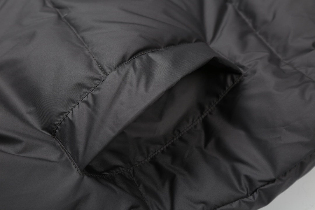 【MONCLER 公式旗艦店】モンクレール  ダウンジャケット好評に付き再入荷！ 241102