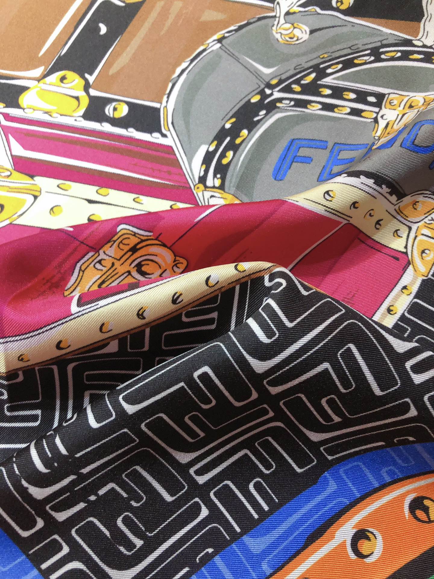 【FENDI  フェンディ】スカーフ90*90CM   241109