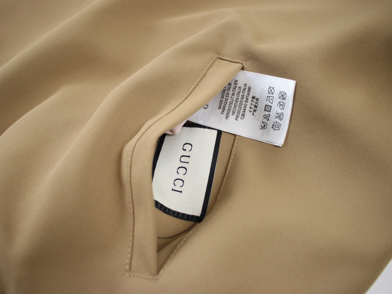 【GUCCI  公式旗艦店】グッチ  ジャケット着 ご好評に付き再入荷！241111