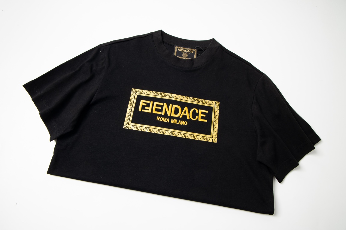 【VERSACE  公式旗艦店】ヴェルサーチ  Tシャツ ご好評に付き再入荷！