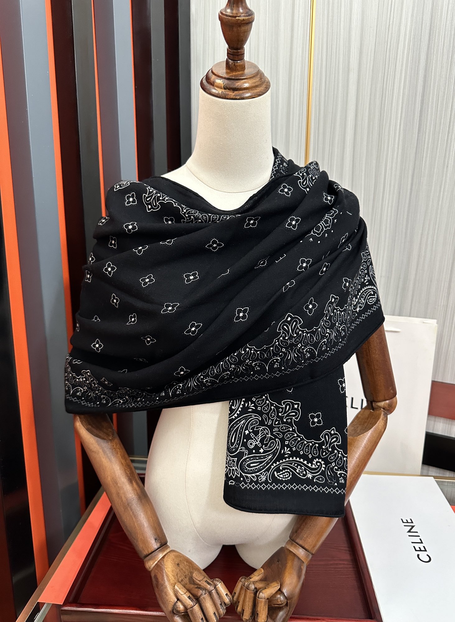 【CELINE セリーヌ】スカーフ 65*185CM  241108