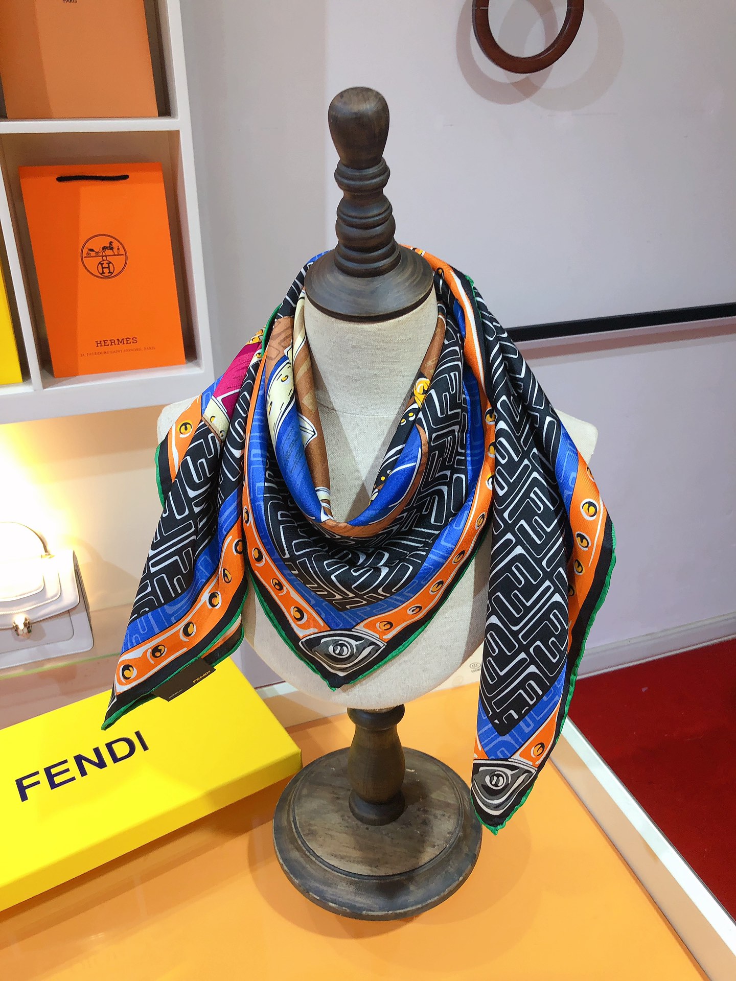 【FENDI  フェンディ】スカーフ90*90CM   241109