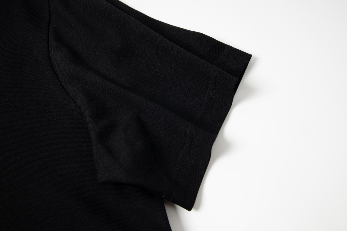 【VERSACE  公式旗艦店】ヴェルサーチ  Tシャツ ご好評に付き再入荷！