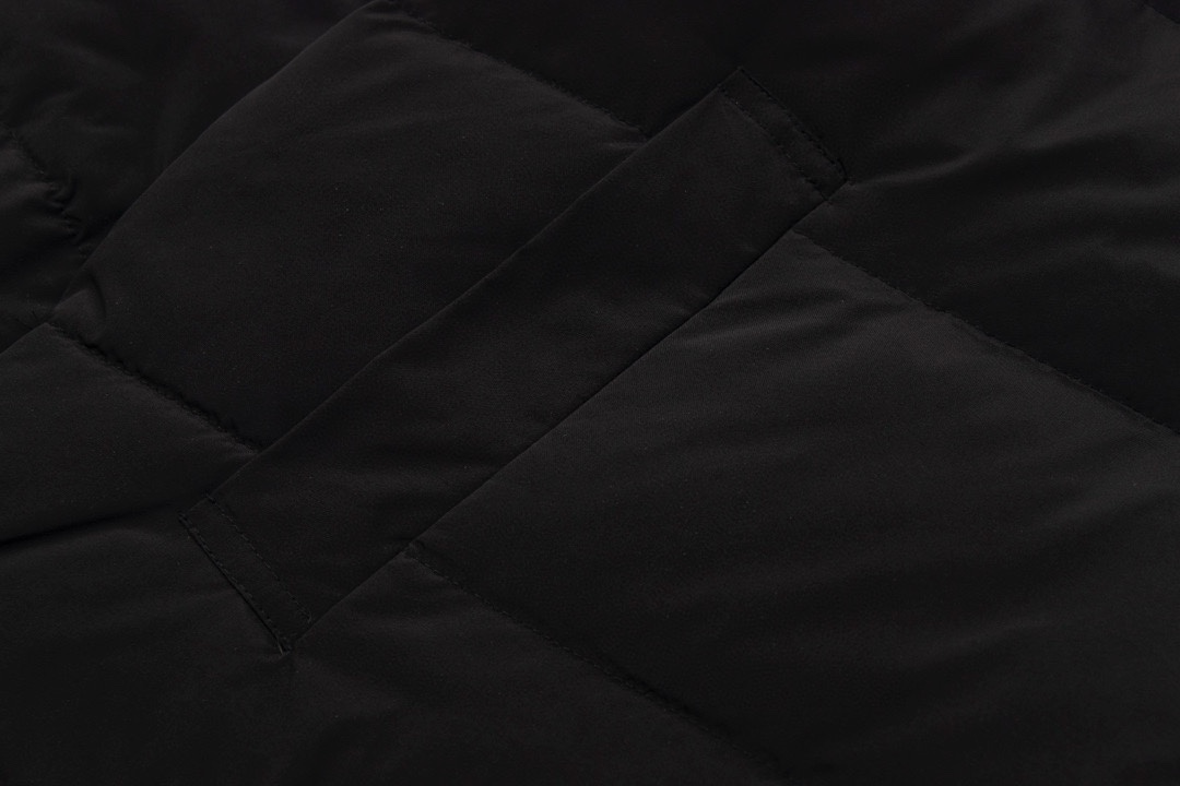 【BALENCIAGA  公式旗艦店】バレンシアガ    ダウンジャケット ご好評に付き再入荷！241024