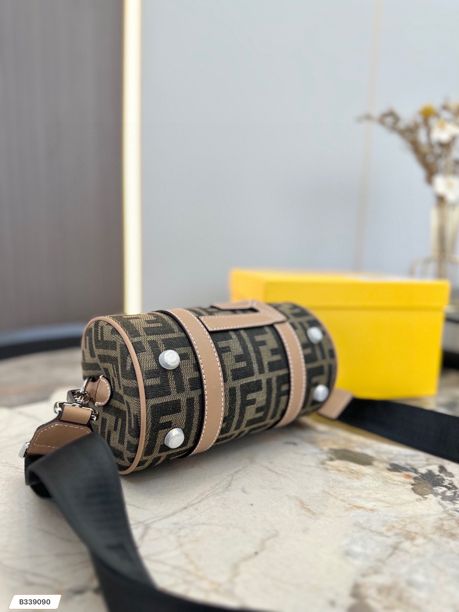 【FENDI  公式 旗艦店】フェンディ  ショルダーバッグ  当日出荷 好評に付き再入荷！21*12CM